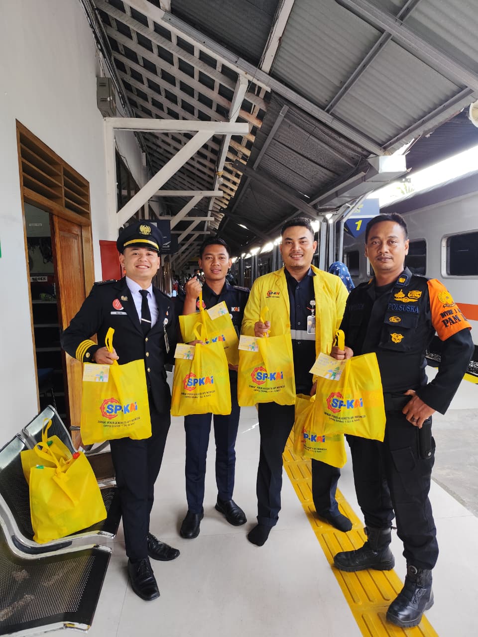 Berbagi Bingkisan Untuk Lebaran