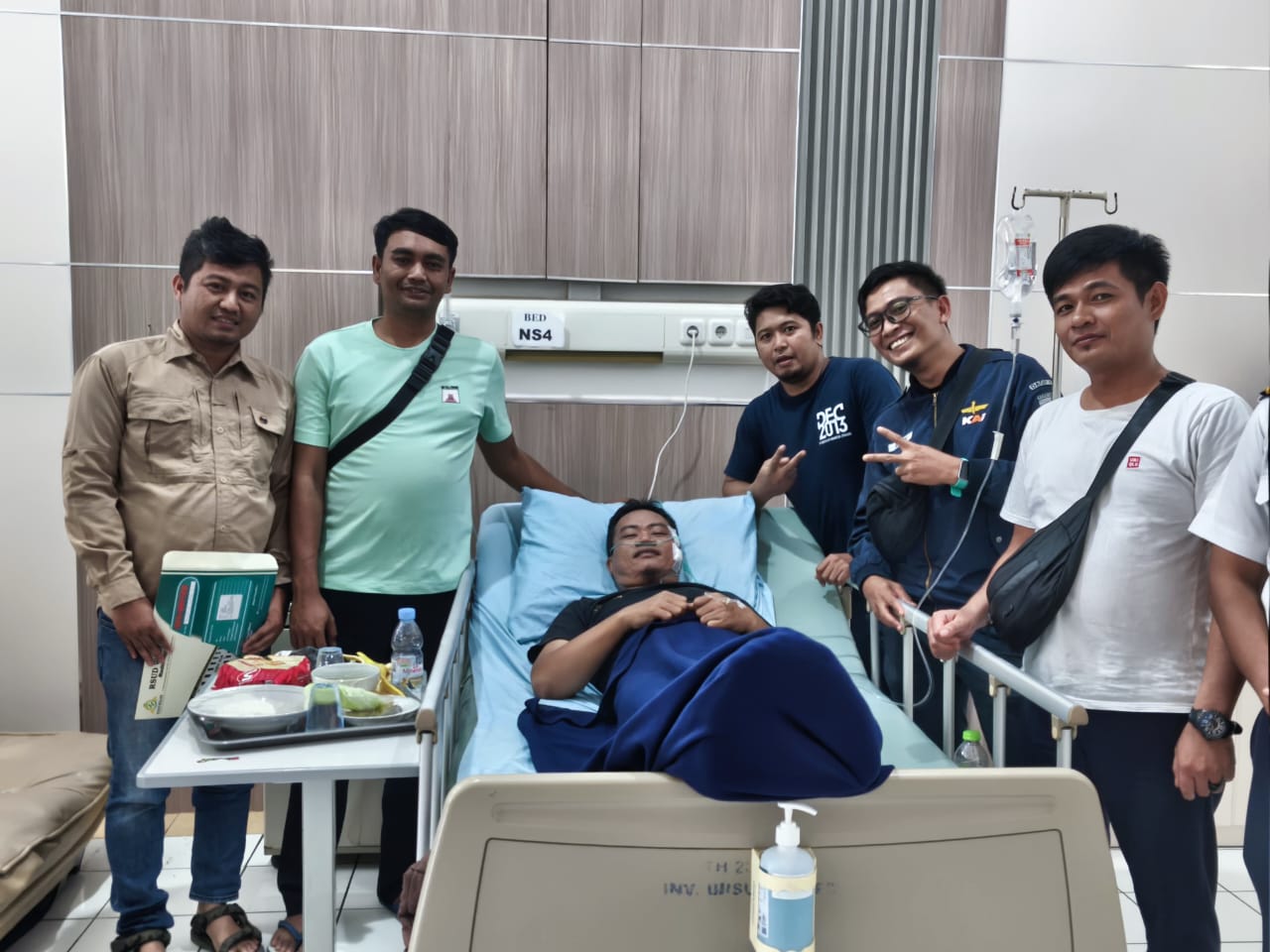 Meski Berbeda Solidaritas Tetap Dijaga - DPPD SP-KAI Daop 1 Jakarta dan DPPD SP-KAI Daop 3 Cirebon menjenguk ASP yang dirawat di RS